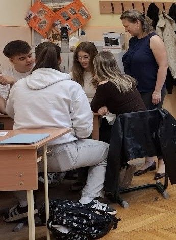 Diákokkal csoportmunkában.jpg