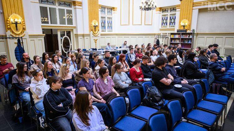 Rendhagyó, angol nyelvű történelem órán vehettek részt a Bethlen diákjai